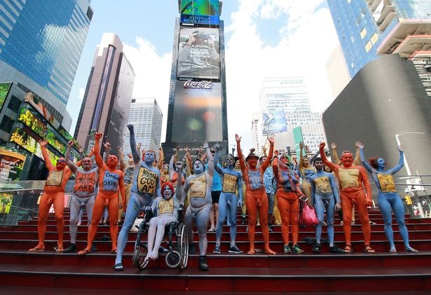 Du khách ngỡ ngàng chiêm ngưỡng hàng trăm người khỏa thân ở quảng trường Thời Đại - New York - 1 Du khách ngỡ ngàng chiêm ngưỡng hàng trăm người khỏa thân ở quảng trường Thời Đại - New York - 1