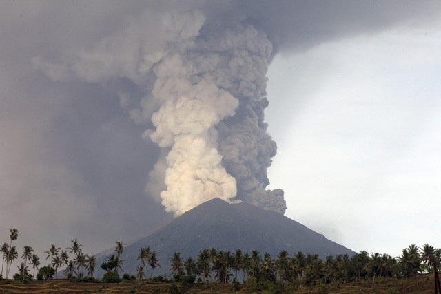 60 người Việt đã được di chuyển khỏi vùng nguy hiểm bởi núi lửa ở Indonesia - 1 Núi lửa hoạt động tại Indonesia (ảnh: CT)