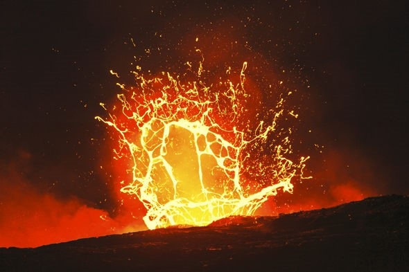 Núi lửa Yellowstone có thể sẽ phun trào và quét sạch sự sống trên Trái Đất - 2
Ngọn núi lửa này dài 80km và rộng 12km, và lò đá nóng chảy 815 độ C bên dưới bề mặt sâu tới 11km.