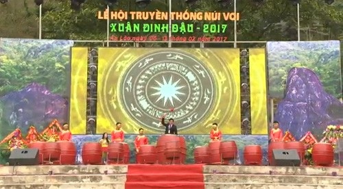 Lễ hội Núi Voi, hội chợ xuân An Lão 2017 - 1 Ông Nguyễn Văn Thông, Chủ tịch UBND huyện An Lão đánh trống khai hội.