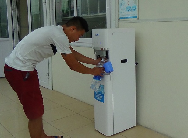Bệnh nhân ở nhiều bệnh viện lớn được uống nước tinh khiết miễn phí - 2 Bệnh nhân ở nhiều bệnh viện lớn được uống nước tinh khiết miễn phí - 2