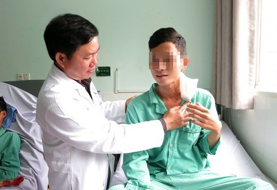 Nghệ sĩ xiếc đường phố cấp cứu sau màn nuốt kiếm - 1
Anh T.N đã bình phục sau tai nạn nghề nghiệp kinh hoàng (Ảnh: Báo NLĐ)