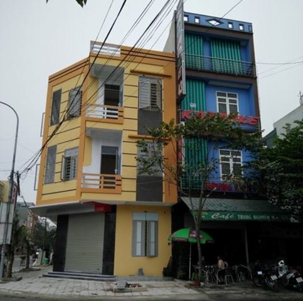 Thanh Hoá: Bị tố làm nứt nhà hàng xóm, Phó tổng giám đốc thờ ơ, chính quyền bất lực? - 5 Dù UBND TP yêu cầu đình chỉ công trình của hộ ông Thành nhưng đến nay căn nhà đã cơ bản được hoàn thành (căn nhà màu vàng)