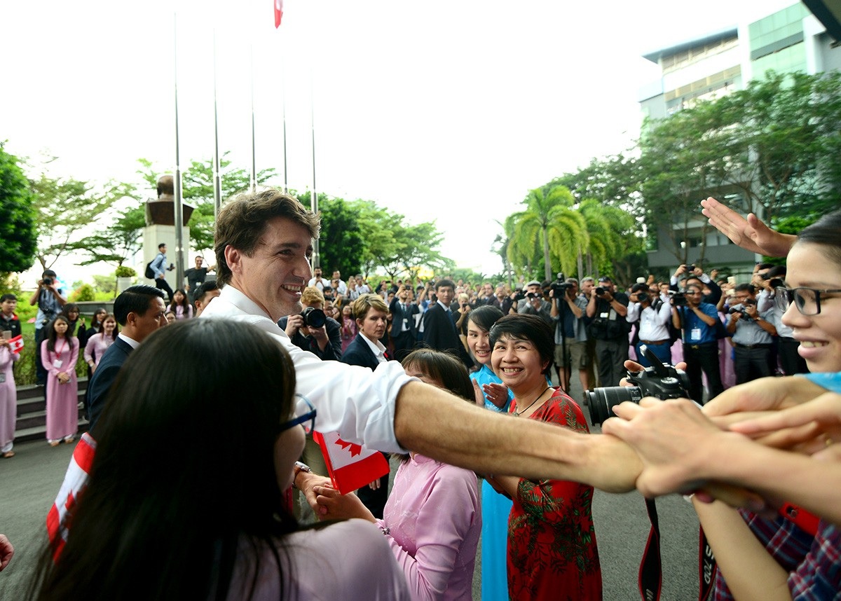 Thủ tướng Canada: “Tôi bước vào chính trị từ vai trò một giáo viên” - 5 Vẻ thân thiện của Thủ tướng Justin Trudeau với các cán bộ, giảng viên và sinh viên