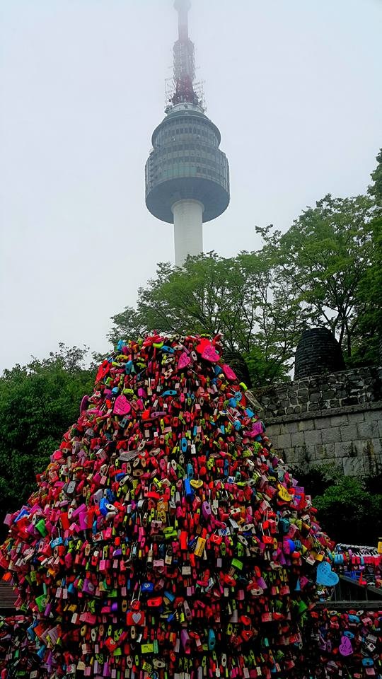 Ngỡ ngàng trước hàng triệu “ổ khoá tình yêu” ở Hàn Quốc - 1 Tháp N Namsan được xem là điểm hẹn tình yêu của giới trẻ Hàn Quốc. Ảnh: Liên Ngân.