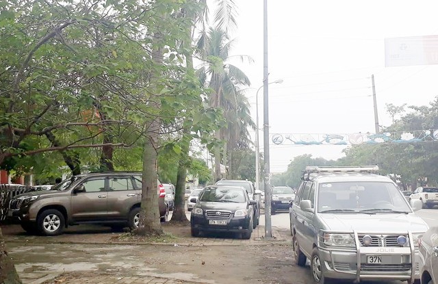 TP Vinh dừng thí điểm cho thuê vỉa hè - 2 Ô tô đậu ngổn ngang trên vỉa hè đường Phan Đăng Lưu, trước Nhà khách tỉnh Nghệ An (ảnh chụp sáng ngày 11/11)
