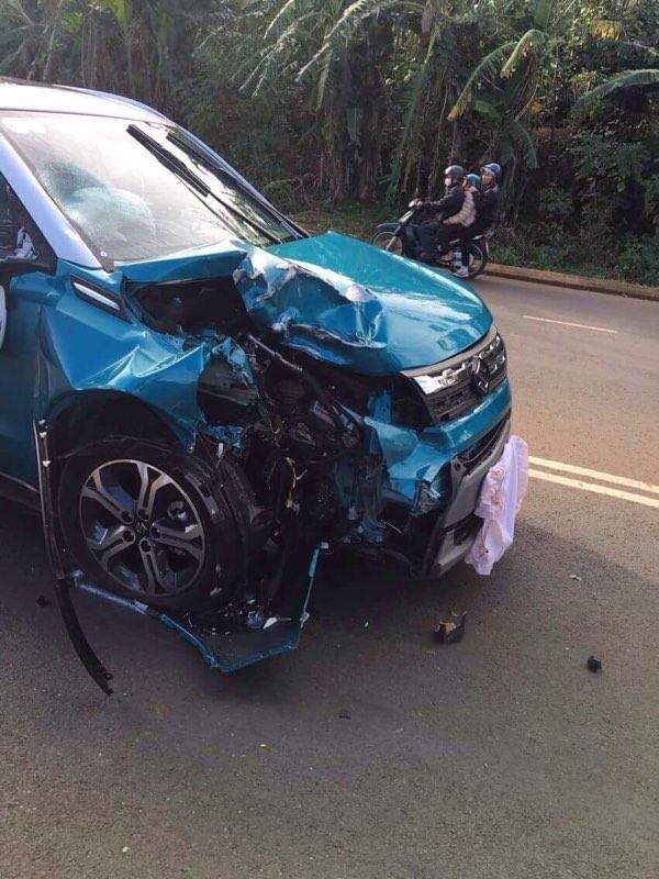 
Chiếc ô tô dập nát phần đầu sau cú tông mạnh
