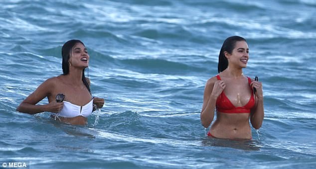 Cựu hoa hậu hoàn vũ khoe dáng bốc lửa - 5
Olivia Culpo chăm sóc da rất cẩn thận, cô luôn thoa kem dưỡng và kem chống nắng mỗi khi ra phố, ngoài ra cô còn uống các loại vitamin giúp đẹp da và tóc