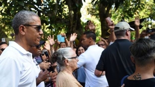 Người Indonesia nồng nhiệt chào đón cựu Tổng thống Obama - 4 Những cánh tay của người dân vẫy chào cựu Tổng thống Mỹ khi ông tới đền Borobudur (Ảnh: AFP)