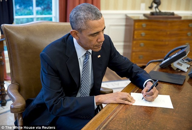 
Viết thư hồi đáp mỗi đêm: Trong một cuộc phỏng vấn với hãng tin NPR, Tổng thống Obama từng nói, ở cương vị tổng thống, ông Obama có xu hướng viết thư hồi đáp khoảng 10 lá thư mỗi đêm từ những người dân Mỹ. (Ảnh minh họa: Reuters)

