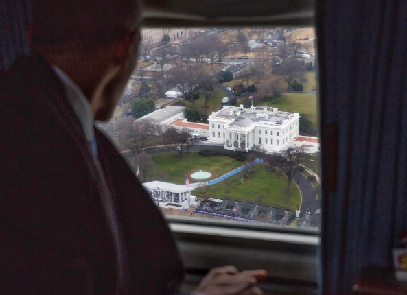 Ông Obama từ biệt Nhà Trắng từ trên trực thăng - 4
Tổng thống mãn nhiệm Obama từ biệt Nhà Trắng từ trên trực thăng. (Ảnh: Pete Souza)