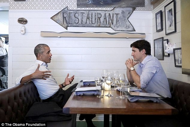 Bữa tối ấm cúng của cựu Tổng thống Obama và Thủ tướng Trudeau - 4 Cả hai vừa ăn tối vừa trò chuyện thân mật (Ảnh: Obama Foundation)