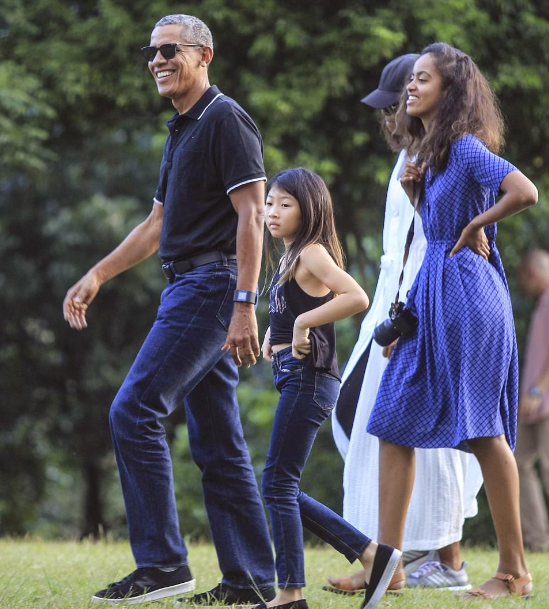 Người Indonesia nồng nhiệt chào đón cựu Tổng thống Obama - 10 Ông Obama dự kiến sẽ gặp Tổng thống Indonesia Joko Widodo vào ngày 30/6 tại dinh tổng thống ở Bogor, phía nam thủ đô Jakarta. Ông sẽ kết thúc kỳ nghỉ tại Indonesia vào ngày 2/7. (Ảnh: Dailymail)