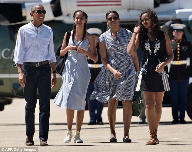 Gia đình Tổng thống Obama chuẩn bị dọn đến nhà mới - 1 Tổng thống Barack Obama cùng vợ và 2 con gái (Ảnh: AFP)
