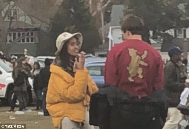 “Ái nữ” nhà Obama lộ cảnh hút thuốc, âu yếm bạn trai - 4 Trong một số bức ảnh, Malia Obama được nhìn thấy đang hút thuốc khi trò chuyện cùng bạn. Trước đó, con gái lớn của cựu Tổng thống Obama cũng được nhìn thấy hút thuốc tại một sự kiện âm nhạc năm 2016. (Ảnh: TMZ)