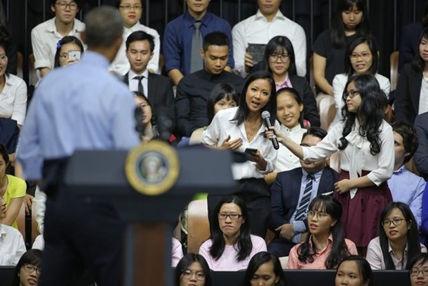 Rapper Việt Nam xuất hiện trong video tri ân Tổng thống Obama của Nhà Trắng - 1
Rapper Suboi đặt câu hỏi cho Tổng thống Mỹ Barack Obama khi ông ở thăm Việt Nam hồi cuối tháng 5/2016. (Ảnh: Reuters)