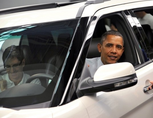 
Muốn sở hữu một chiếc Chevy Volt: Tổng thống Obama, một trong những người ủng hộ hiệp định Paris về chống biến đổi khí hậu, tuyên bố sẽ mua một xe hơi chạy bằng điện sản xuất tại Mỹ sau khi hết nhiệm sở. Trước khi trở thành ông chủ Nhà Trắng, ông Obama từng sở hữu một chiếc Ford Escape. (Ảnh: Weird)
