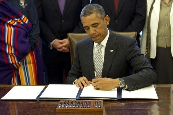 Những điều ít biết về Tổng thống Obama - 1
Thuận tay trái: Cùng giống như những người tiền nhiệm Bill Clinton hay George W. Bush, ông Obama là tổng thống thứ 8 của Mỹ thuận tay trái. (Ảnh: AFP)