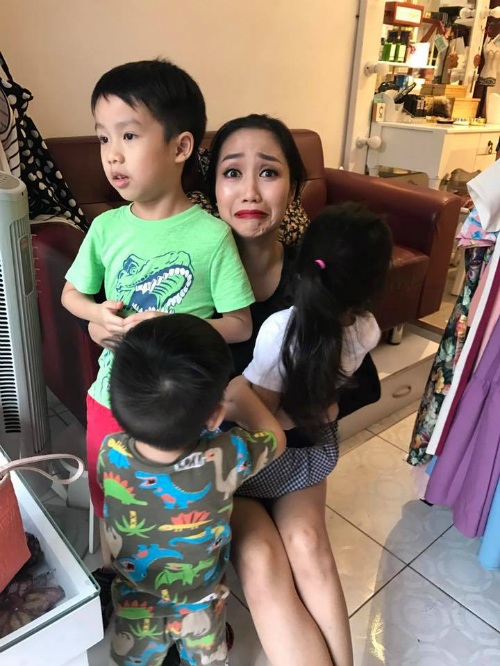 Hồ Ngọc Hà ăn tối cùng chồng cũ; Đan Trường, Lam Trường trổ tài chăm con - 21 Ốc Thanh Vân quấn quít bên 3 đứa con của mình, cô tâm sự: Điều mẹ thèm nhất vào lúc này! Nhất là những khi đi quay MC cả ngày, mà lại chương trình thiếu nhi, mẹ nhớ các con khủng khiếp! Mẹ hay xuất hiện bên các con với gương mặt đầy son phấn vì cứ sáng ra là mẹ phải tranh thủ make up để sau khi lo cho các con xong mẹ còn đi làm và sau khi làm xong là mẹ bay về bên các con ngay lập tức! Có khi lại chỉ gặp ôm ấp các con được một lúc lại phải chạy đi làm tiếp. Mẹ chỉ cần bên các con, ở đâu cũng được, ngoài đường, phim trường, ở tiệm hay ở trong cái chuồng! Miễn là được ở bên các con, dù đôi khi cũng khó xử khi 2-3 đứa cùng giành mẹ một lúc, thường là Cola và Cacao, cứ: Mẹ của chị, Mẹ của em, Mẹ của con. Mẹ là mẹ của các con, của chung nha các con.