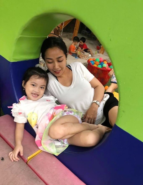 Phạm Hương “về quê cuốc đất”, Thanh Hằng bớt shopping để dành tiền nuôi con - 12 Với MC Ốc Thanh Vân ôm con gái khi đến trường đón con, cô chia sẻ trạng thái: Đón con là lúc hạnh phúc nhất. Cuộc sống vốn dĩ không dễ dàng, và nó chỉ phức tạp ở ngoài kia thôi. Còn với mẹ con mình, mọi thứ đơn giản vô cùng.