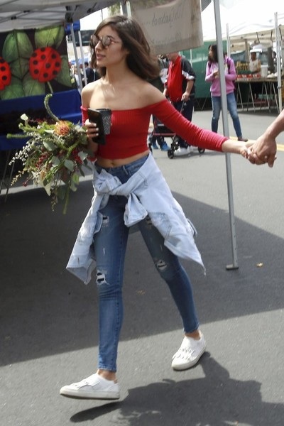 
Olivia Culpo gợi cảm và nổi bật cả khi ra phố mua sắm cách đây ít tuần
