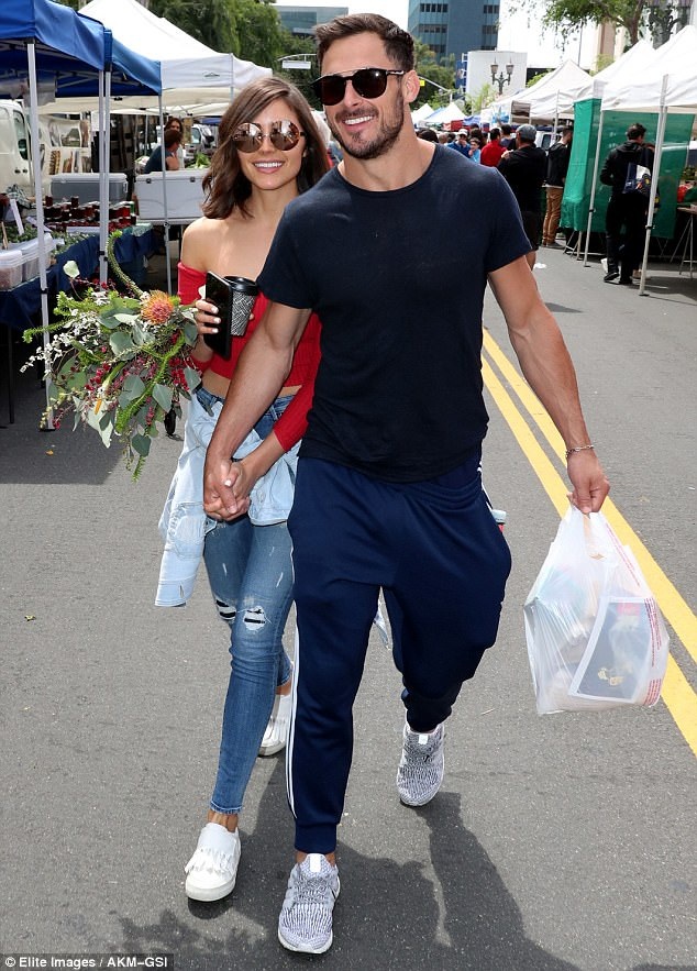 Hoa hậu hoàn vũ hạnh phúc sánh đôi bồ điển trai - 1
Cựu hoa hậu hoàn vũ Olivia Culpo hạnh phúc cùng bạn trai - ngôi sao bóng chày Danny Amendola đi mua sắm dịp cuối tuần