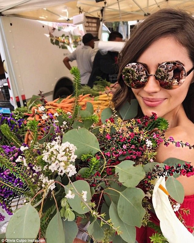 Hoa hậu hoàn vũ hạnh phúc sánh đôi bồ điển trai - 5
Trên trang cá nhân, Olivia Culpo khoe bó hoa, thành quả của buổi mua sắm