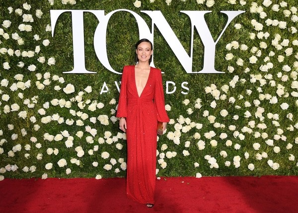 Chrissy Teigen đẹp đôi bên chồng - 10
Người đẹp diện bộ váy đỏ rực gợi cảm