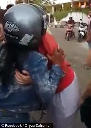 Hành động của du khách Tây khiến nữ "đạo chích" ngỡ ngàng - 2 Tuy nhiên ngay sau đó, nữ du khách tha thứ cho kẻ trộm túi và tặng một cái ôm rất ấm áp