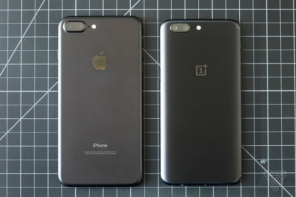 Smartphone đầu tiên sở hữu bộ nhớ RAM 8GB chính thức trình làng - 1 So sánh mặt sau của OnePlus 5 (phải) với iPhone 7 Plus (trái)