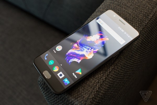 Smartphone đầu tiên sở hữu bộ nhớ RAM 8GB chính thức trình làng - 2 Màn hình được mở rộng ra sát cạnh bên