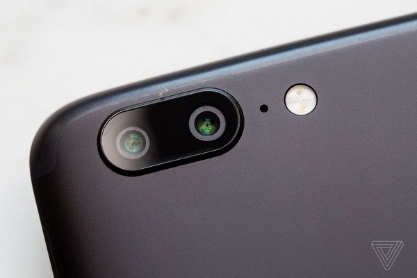 Smartphone đầu tiên sở hữu bộ nhớ RAM 8GB chính thức trình làng - 3 Cận cảnh cụm camera kép trên OnePlus 5