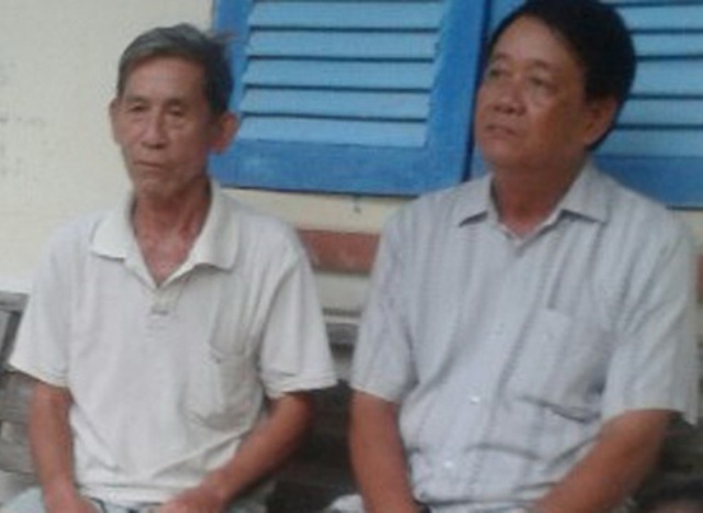 Vụ đánh bài ăn thịt gà: Công an xã xin lỗi người dân - 1 Ông Bạn (trái) cho biết đã nhận lại được tiền từ công an xã.