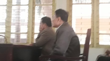 VKS đề nghị thay đổi tội danh 2 bị cáo làm oan ông Chấn - 1 Hai bị cáo Vinh và Luật tại tòa. Hai bị cáo Vinh và Luật tại tòa.