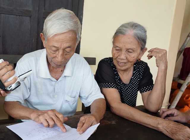 Tận thu quỹ, từ trẻ sơ sinh đến người tàn tật! - 6 Vợ chồng ông Dần cũng nằm trong diện thu các loại quỹ xóm mà theo ông xóm trưởng thì Nghị quyết đưa ra, ai cũng phải đóng