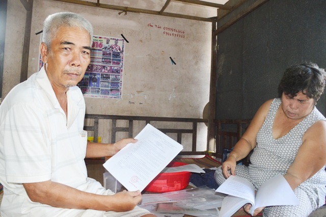 Dân tố bị lừa hàng chục tỷ đồng, công an kết luận không cấu thành tội phạm! - 1 Vợ chồng bà Nga - ông Danh rất bất xúc trước hành vi được cho là lừa đảo của vợ chồng bà Nguyễn Thanh Thảo.