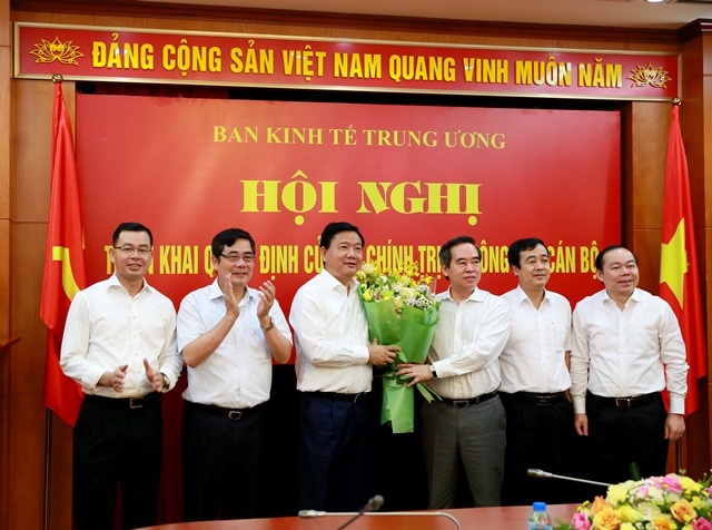 Ông Đinh La Thăng nhậm chức Phó ban Kinh tế Trung ương - 1
Ông Đinh La Thăng nhận nhiệm vụ Phó trưởng Ban Kinh tế Trung ương