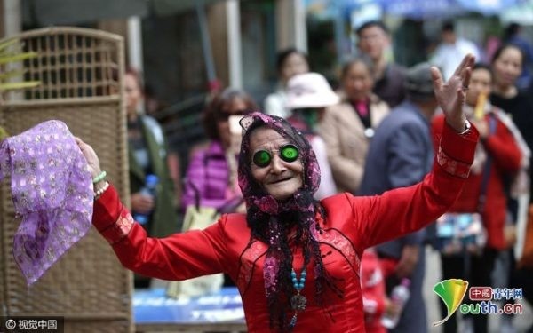 Ông Li hóa trang thành con gái để làm cho mẹ của ông cảm thấy hạnh phúc