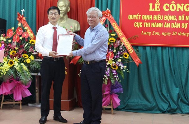 Bổ nhiệm Cục trưởng Cục Thi hành án dân sự tỉnh Lạng Sơn - 1 Ông Hoàng Sỹ Thành - Tổng cục trưởng Tổng cục Thi hành án dân sự (Bộ Tư pháp) trao quyết định bổ nhiệm Cục trưởng Cục Thi hành án dân sự tỉnh Lạng Sơn cho ông Phạm Văn Dũng.