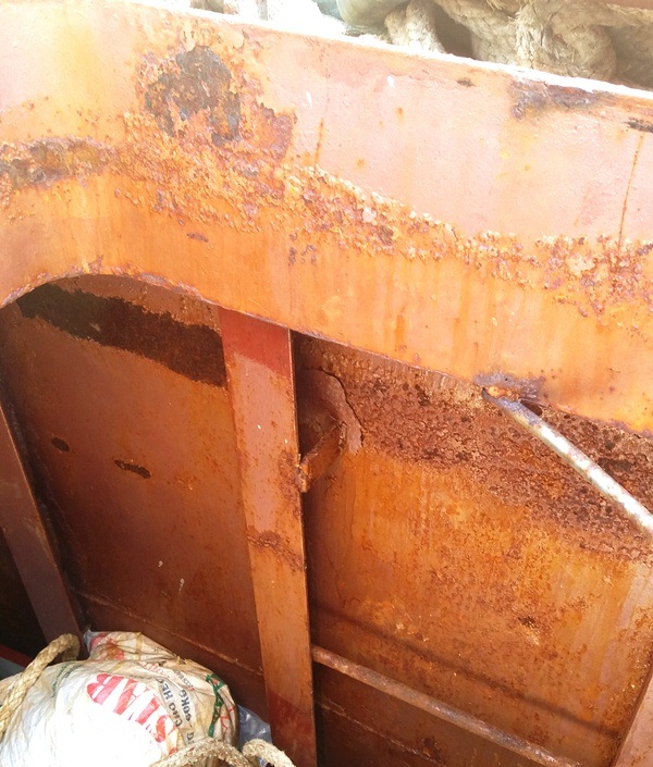 Công ty đóng tàu đổ lỗi do ngư dân bảo dưỡng không phù hợp - 3 Tàu cá vỏ thép BĐ 99567 TS của ngư dân Nguyễn Văn Mạnh (56 tuổi, trú thôn Phú Hòa, xã Mỹ Đức, huyện Phù Mỹ, Bình Định) do Công ty TNHH Đại Nguyên Dương (Nam Định) đóng đã bị hư hỏng đang nằm ở cảng cá Đề Gi (huyện Phù Cát, Bình Định) để sửa chữa