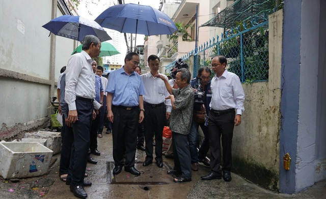 Vận hành máy bơm thông minh giải quyết “rốn” ngập cho TPHCM - 3
Người dân kể khổ với ông Nguyễn Thiện Nhân vì cứ mưa là ngập.