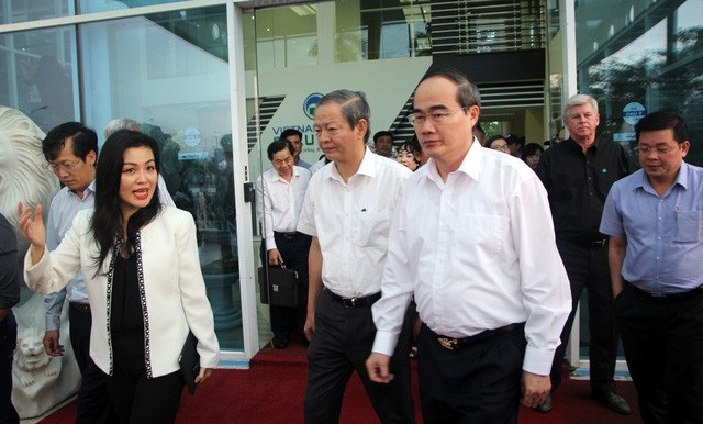 TPHCM: Tận dụng tối đa nguồn “tài nguyên” rác - 2 Bí thư Nguyễn Thiện Nhân trong một lần đi kiểm tra bãi ra Đa Phước