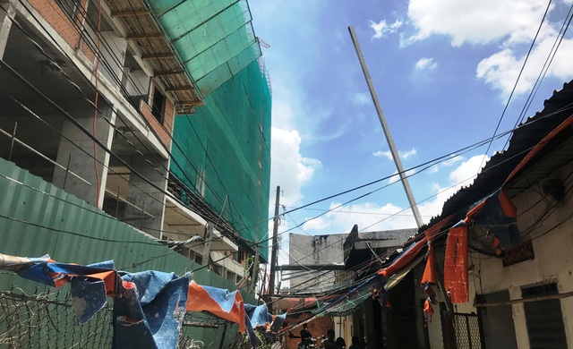 Những cầu, hầm ấn tượng nhất Việt Nam và cụ bà có “bộ tóc rồng” - 6 Cháu bé gần 1 tuổi cùng người thân may mắn thoát chết trong gang tấc khi cây thép dài hơn 6m từ tầng 9 công trình căn hộ cao cấp (quận Thủ Đức, TP HCM) rơi xuyên thủng mái nhà, đâm vào phòng trọ. (Ảnh: Đăng Lê)