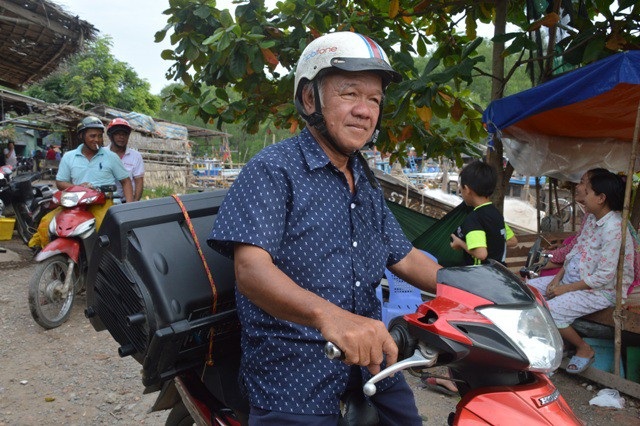 Triển khai ứng phó bão không tốt thì xử lý trách nhiệm! - 10 Ông Trần Văn Mến dùng loa di động để báo bản tin bão đến người dân vùng sâu, vùng xa.