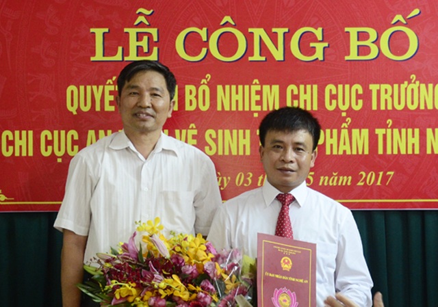 Tân Chi cục trưởng xin thôi chức vì sinh thêm 2 con sau li hôn - 1 Ông Chu Trọng Trang (bên phải) nhận quyết định bổ nhiệm Chi cục trưởng Chi cục ATVSTP tỉnh Nghệ An ngày 3/5/2017 (ảnh T. Lê)