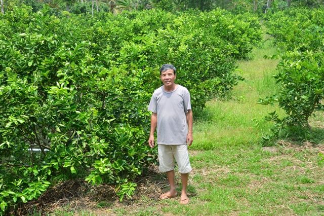 Vụ con liệt sĩ mất đất sau bản án của Toà: Người dân địa phương nói gì? - 1 Ông Phan Thành Trung bên phần đất tòa tuyên cho ông Hảo và ông Nhơn thắng kiện.