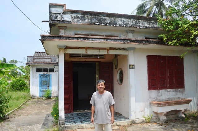 Ông Trung trước căn nhà do bà Ba đứng tên.