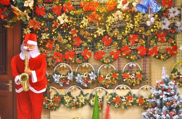 Ông già Noel lắc hông, thổi kèn giá tiền triệu, hàng trà chanh cũng mua về hút khách - 1 Ông già Noel thổi kèn có giá 4,5 - 5,5 triệu đồng. (Ảnh: Hoàng Dương)