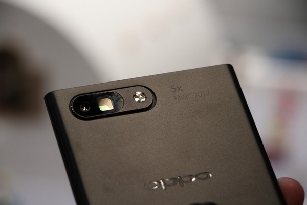 Công nghệ zoom 5x không làm giảm chất lượng cho camera kép trên smartphone - 2 Nguyên mẫu smartphone có camera kép ứng dụng công nghệ mới được Oppo giới thiệu tại MWC 2017