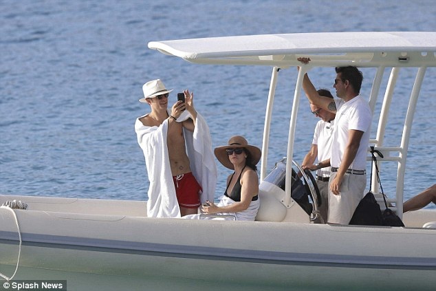 
Orlando Bloom lên du thuyền đi dạo quanh biển cùng cô bạn gái tóc nâu lạ mặt.
